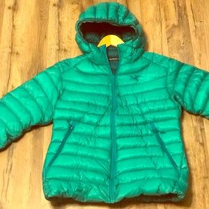 NWOT ARC’TERYX WOMENS TEAL AR PUFFER HOODIE